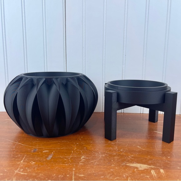 Halden Planter Pot, Indoor Planter w/ Drainage Hole and Drip Tray - Picture 7 of 10